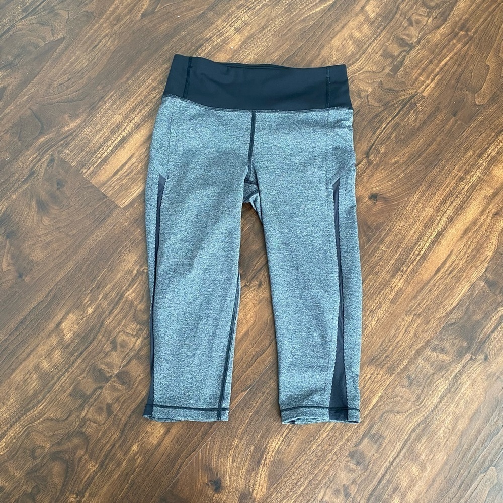 Lululemon Smooth Stride Crop
Heathered Black Black Size 6